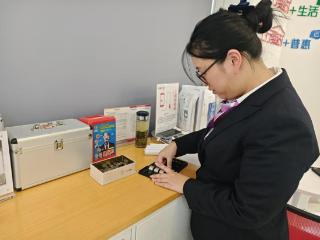 工行镇江句容黄梅支行：暖心包硬币 服务护夕阳