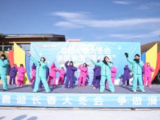 滑雪“课代表”雪场交卷：百名学子列队“开板”