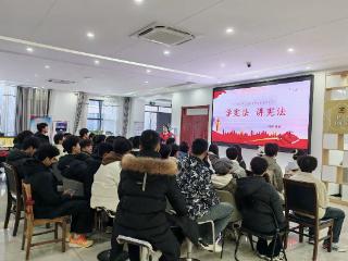 财西社区与大学生志愿者共同开展宪法日宣传活动