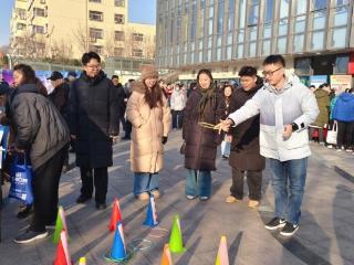 济南市莱芜区凤城街道御园社区举办“邻里一家亲 温情满社区”主题公益大集