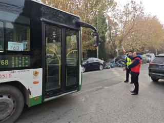 志愿微光暖旅途 携手共筑平安行 青岛城运城阳巴士“萤火之光”开展交通劝导与助老服务