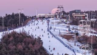 吉镜头丨今年最后一次“超级月亮”，与雪场同辉