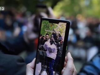 剧院“演奏家”进公园 市民现场点歌不亦乐乎