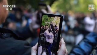 剧院“演奏家”进公园 市民现场点歌不亦乐乎