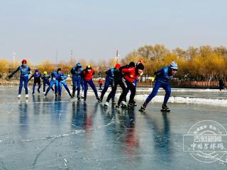 银发与童颜共赴“冰场”之约