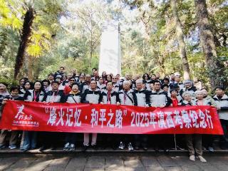 “烽火记忆·和平之路”2025年滇西考察纪念行走进昆明瞻仰南侨机工纪念碑