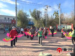 德州天衢新区抬头寺镇开展“彩扇飞舞 舞动乡情”文化活动