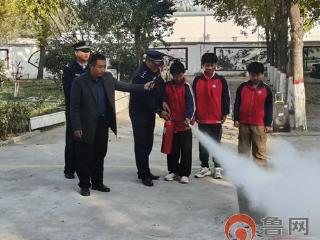 筑牢安全防线，共护校园平安——滕州市大坞镇峄庄小学消防演练纪实