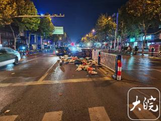 阜阳一司机撞翻垃圾清运车逃逸