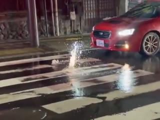 日本青森县强震后：地下水管破裂致路面喷水 商店玻璃碎满地