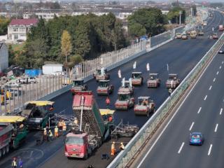 广靖改扩建项目西半幅沥青摊铺圆满完成