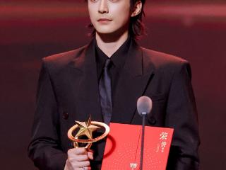 苏袀禾剧查查之夜荣获“年度星核艺人”：用作品累积厚度，用角色拓展边界
