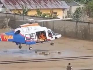 印尼遭洪灾侵袭：救援直升机无法降落 物资在半空中被扔进积水