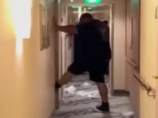 美国男子邮轮上连灌33杯酒：狂躁不安猛踹房门 被拘留后当天死亡