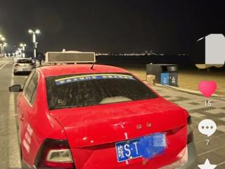 皖S出租车停靠烟台海边多日，网友担心安危！车主现身回应：“在这工作10天了”