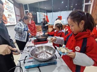 普定县：亲子阅读+腌菜体验 文明实践活动“香”出圈