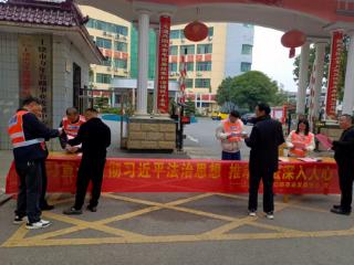 万年公路中心：“宪法宣传周”活动深入一线贴近群众