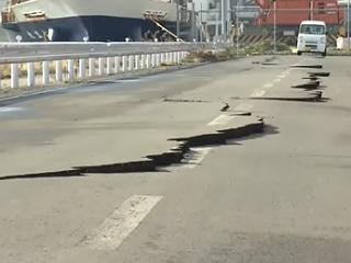 日本地震后灾区码头四处龟裂 裂缝长度超200米
