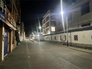 爱学巷路灯全换新 家长学生安全出行