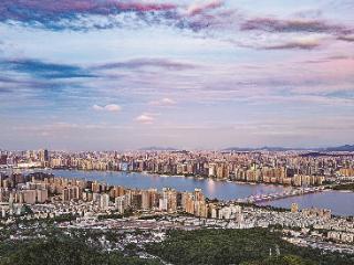 探索具有超大城市特点的 中国特色城市现代化杭州路径