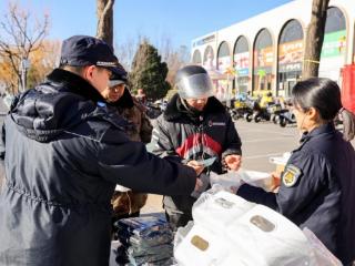 北京通州潞邑街道综合行政执法队开展严禁占道经营宣传 共筑整洁有序辖区环境