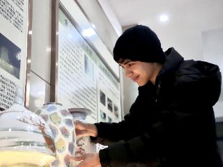 瓷中藏“君子”？巴西小伙带你探索表里如一“君子瓷”丨豫见China