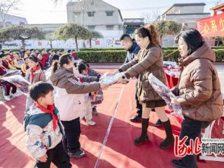 晋州市晋州镇宿村举办书包发放仪式