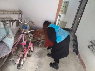 济南市莱芜区凤城街道德盛园社区：楼道清障护安全 宣传入心筑防线