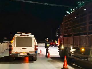 紧盯“一早一晚”夜间巡查“不打烊” 宜春联合整治烟花爆竹非法运输行为