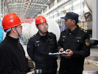 百吨“工业重器”深夜转运，新区公路站全程保障