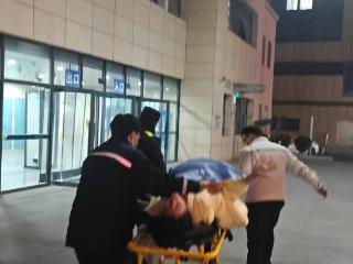 大皖正能量 | “放松一点，医生都在，很快就会好的” 蚌埠特巡警深夜全程守护临产孕妇助母子平安