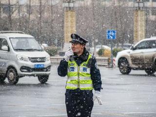 邯郸交巡警闻雪而动 全链条守护首轮降雪天气道路安全畅通