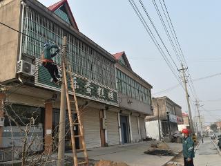 郯城县杨集镇:告别“蜘蛛网”天空“无线”美