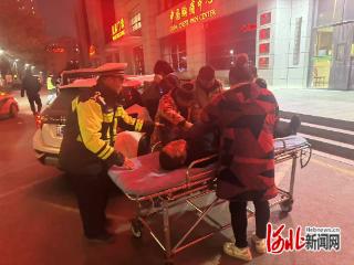 邢台市任泽区交警紧急护送昏迷患者就医
