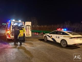 司机突感不适紧急停应急车道 阜阳交警护送撤离就医