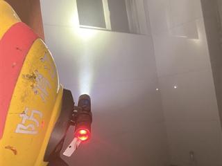 高层起火，卫生间是理想的避难场所？实测：11分钟就撑不住，有窗房间坚持时间更长