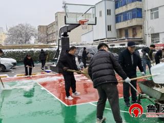 农行山东德州市禹城支行组织清扫积雪