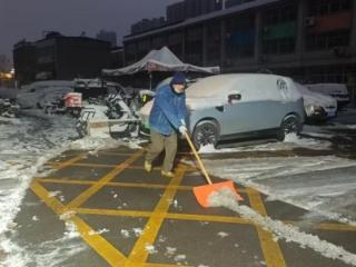 【我为群众办实事】济南市莱芜区凤城街道吕花园社区：多方力量齐上阵 铲雪除冰护出行