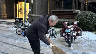 每人出份力 大家都受益 热心居民自发扫雪方便邻里