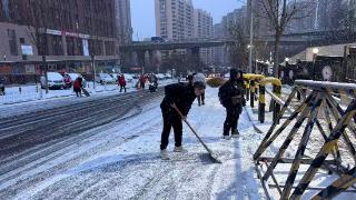 网格员全员扫雪守护上学路