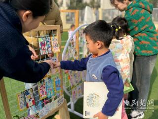 武汉萌娃围听红色故事 变身“小小讲解员”