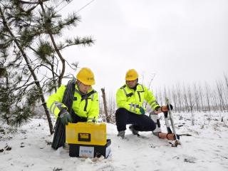 风雪砺初心 守护通信线——山东移动安丘分公司网络保障团队冒雪巡检筑牢安全防线