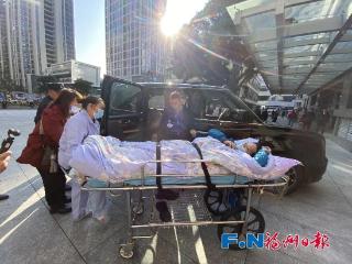 “煎饼叔叔”回福州就医了！妻子哽咽鞠躬：万分感谢大家帮助