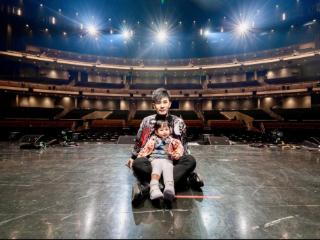 拉斯维加斯破纪录演出圆满成功：魔术师甄泽权圆梦 感动落泪与女儿同框在拉斯维加斯舞台上演出