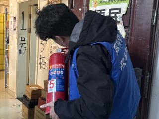 浪花苑社区网格员开展快递驿站安全检查工作