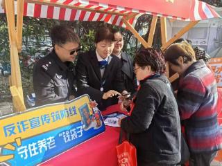 张家港农商银行晨阳支行携手晨南村共筑“幸福里”