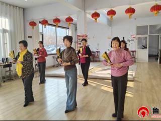 德州天衢新区蔚嘉社区开展公益扇子舞蹈教学活动