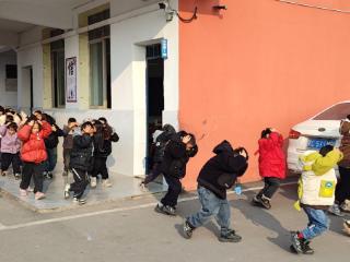 万载县株潭镇亭下小学举行防震逃生演练