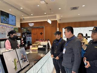 垃圾分类入商户 志愿城管齐助力