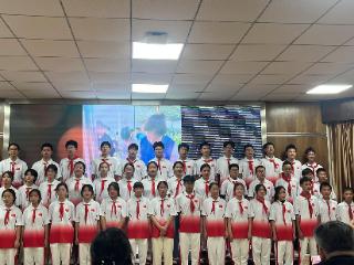 齐唱校歌凝班魂 中学生青春旋律响彻校园